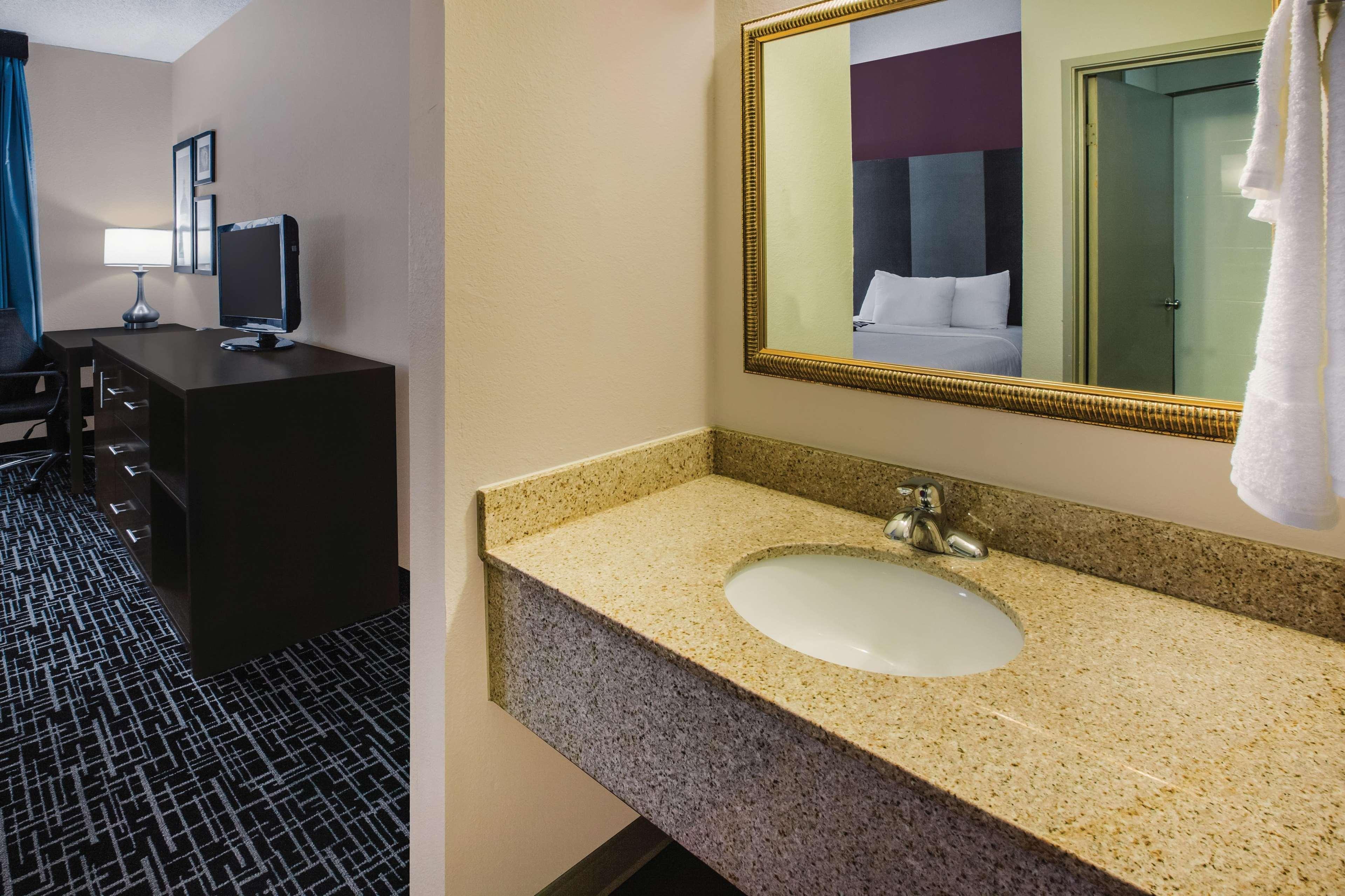 La Quinta Inn By Wyndham Indianapolis North Exterior photo